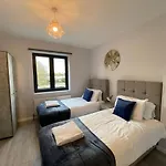 Cosy Flats Near Heathrow, Group Bookings Available With Parking Space