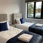 Cosy Flats Near Heathrow, Group Bookings Available With Parking Space