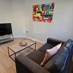 Cosy Flats Near Heathrow, Group Bookings Available With Parking Space