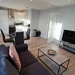 Cosy Flats Near Heathrow, Group Bookings Available With Parking Space